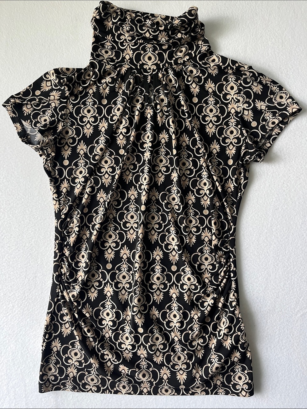New York & Company Black Short Sleeve High-Neck Top with Cream Motif
